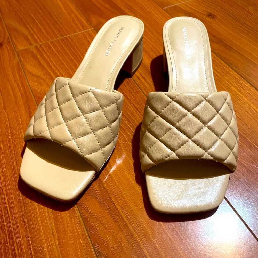 Sandals slides with a small heel